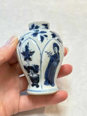 Four Chinese blue and white miniature vases, one with cover, Kangxi — 照片 5