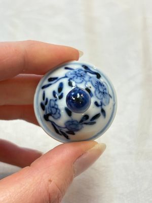 Four Chinese blue and white miniature vases, one with cover, Kangxi — 照片 8