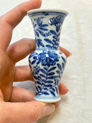 Four Chinese blue and white miniature vases, one with cover, Kangxi — 照片 10