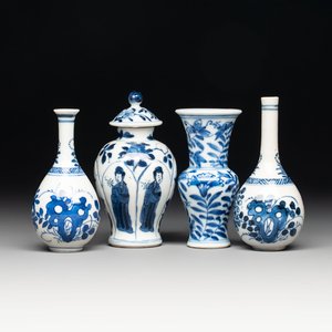 Four Chinese blue and white miniature vases, one with cover, Kangxi — 照片 1