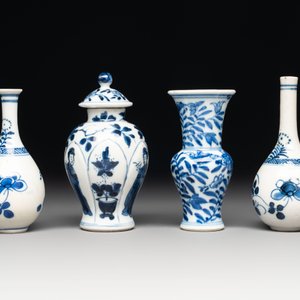 Four Chinese blue and white miniature vases, one with cover, Kangxi — 照片 3