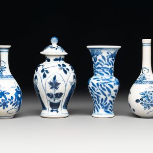 Four Chinese blue and white miniature vases, one with cover, Kangxi — 照片 5