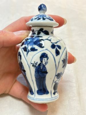 Four Chinese blue and white miniature vases, one with cover, Kangxi — photo 1