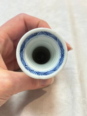 Four Chinese blue and white miniature vases, one with cover, Kangxi — photo 14