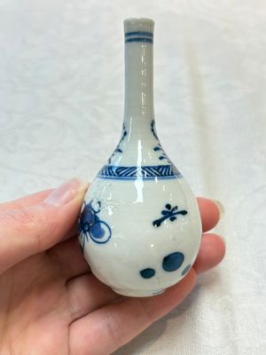 Four Chinese blue and white miniature vases, one with cover, Kangxi — photo 18