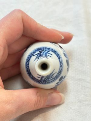 Four Chinese blue and white miniature vases, one with cover, Kangxi — photo 20