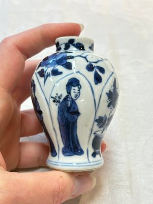Four Chinese blue and white miniature vases, one with cover, Kangxi — photo 2
