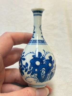 Four Chinese blue and white miniature vases, one with cover, Kangxi — photo 22