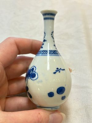 Four Chinese blue and white miniature vases, one with cover, Kangxi — photo 24