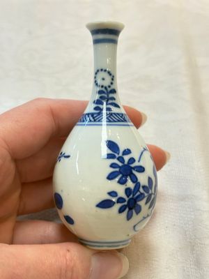 Four Chinese blue and white miniature vases, one with cover, Kangxi — photo 25