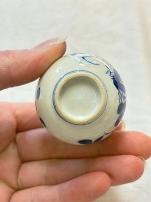 Four Chinese blue and white miniature vases, one with cover, Kangxi — photo 27