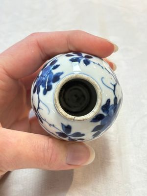 Four Chinese blue and white miniature vases, one with cover, Kangxi — photo 6