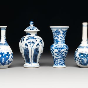 Four Chinese blue and white miniature vases, one with cover, Kangxi — photo 2