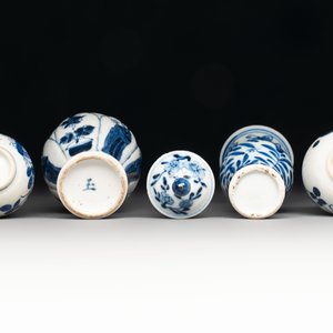 Four Chinese blue and white miniature vases, one with cover, Kangxi — photo 7