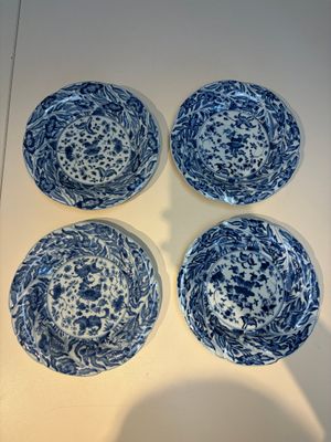 Four Chinese blue and white moulded plates with floral design, Kangxi — photo 1