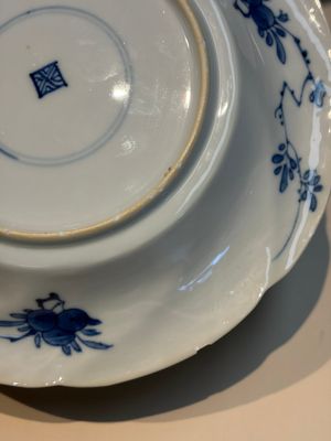 Four Chinese blue and white moulded plates with floral design, Kangxi — photo 11