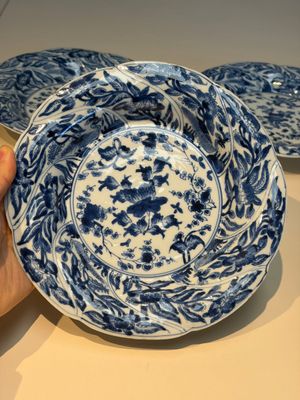 Four Chinese blue and white moulded plates with floral design, Kangxi — photo 12