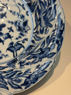 Four Chinese blue and white moulded plates with floral design, Kangxi — photo 13