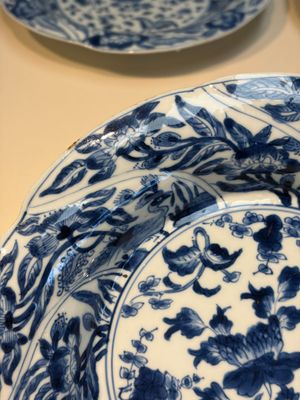 Four Chinese blue and white moulded plates with floral design, Kangxi — photo 15