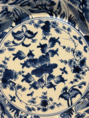 Four Chinese blue and white moulded plates with floral design, Kangxi — photo 17