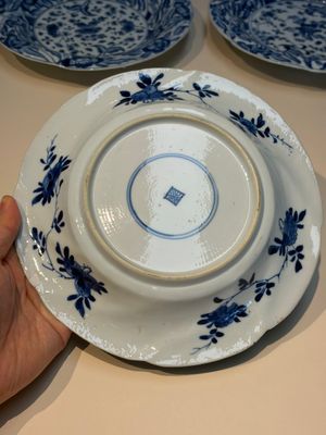Four Chinese blue and white moulded plates with floral design, Kangxi — photo 18