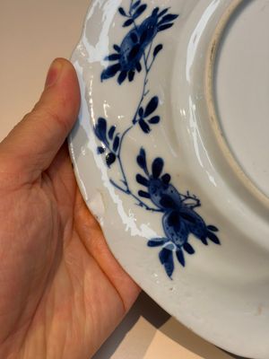 Four Chinese blue and white moulded plates with floral design, Kangxi — photo 19