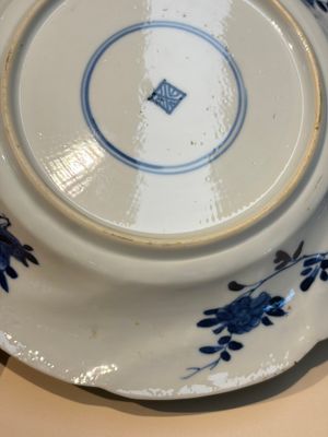 Four Chinese blue and white moulded plates with floral design, Kangxi — photo 20