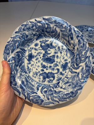 Four Chinese blue and white moulded plates with floral design, Kangxi — photo 2