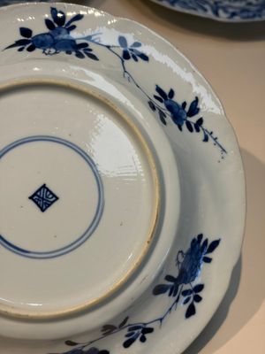 Four Chinese blue and white moulded plates with floral design, Kangxi — photo 21