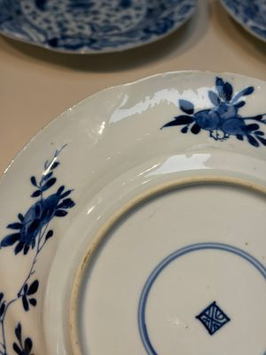 Four Chinese blue and white moulded plates with floral design, Kangxi — photo 22