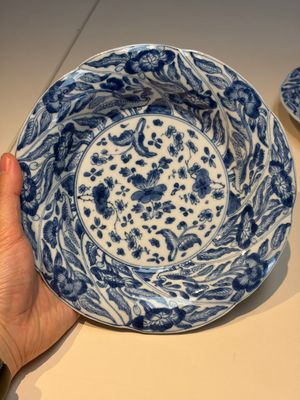 Four Chinese blue and white moulded plates with floral design, Kangxi — photo 23