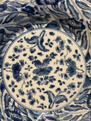 Four Chinese blue and white moulded plates with floral design, Kangxi — photo 24