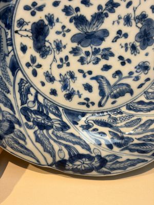 Four Chinese blue and white moulded plates with floral design, Kangxi — photo 26