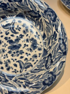 Four Chinese blue and white moulded plates with floral design, Kangxi — photo 27