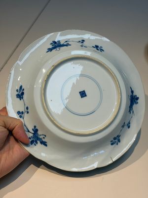 Four Chinese blue and white moulded plates with floral design, Kangxi — photo 28