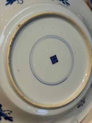 Four Chinese blue and white moulded plates with floral design, Kangxi — photo 29