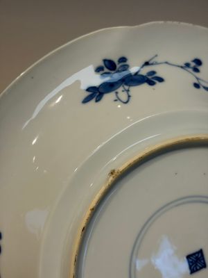 Four Chinese blue and white moulded plates with floral design, Kangxi — photo 30