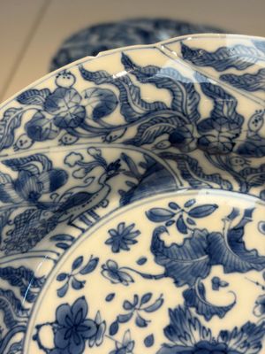 Four Chinese blue and white moulded plates with floral design, Kangxi — photo 3