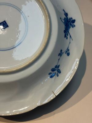 Four Chinese blue and white moulded plates with floral design, Kangxi — photo 31