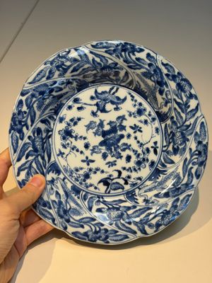 Four Chinese blue and white moulded plates with floral design, Kangxi — photo 32