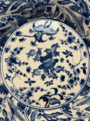 Four Chinese blue and white moulded plates with floral design, Kangxi — photo 33