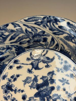 Four Chinese blue and white moulded plates with floral design, Kangxi — photo 34