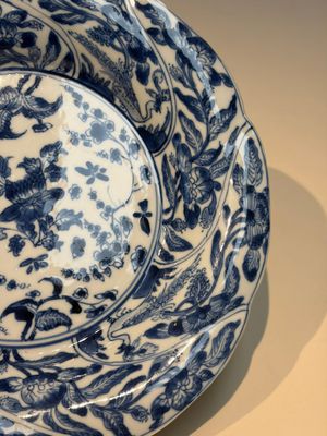 Four Chinese blue and white moulded plates with floral design, Kangxi — photo 35