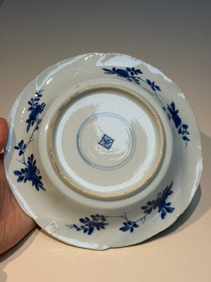 Four Chinese blue and white moulded plates with floral design, Kangxi — photo 37