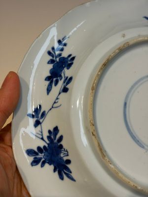 Four Chinese blue and white moulded plates with floral design, Kangxi — photo 38