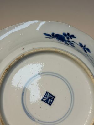 Four Chinese blue and white moulded plates with floral design, Kangxi — photo 39