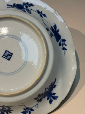 Four Chinese blue and white moulded plates with floral design, Kangxi — photo 40