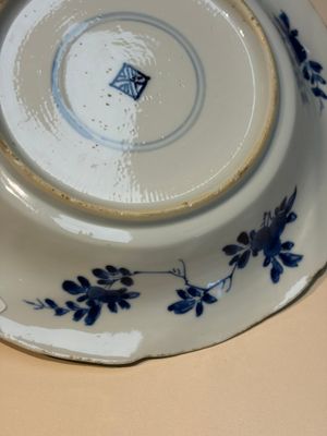 Four Chinese blue and white moulded plates with floral design, Kangxi — photo 41