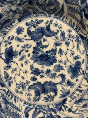 Four Chinese blue and white moulded plates with floral design, Kangxi — photo 5