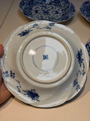 Four Chinese blue and white moulded plates with floral design, Kangxi — photo 6